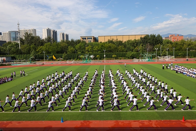 高一學生在開學典禮中表演軍體拳。學校供圖