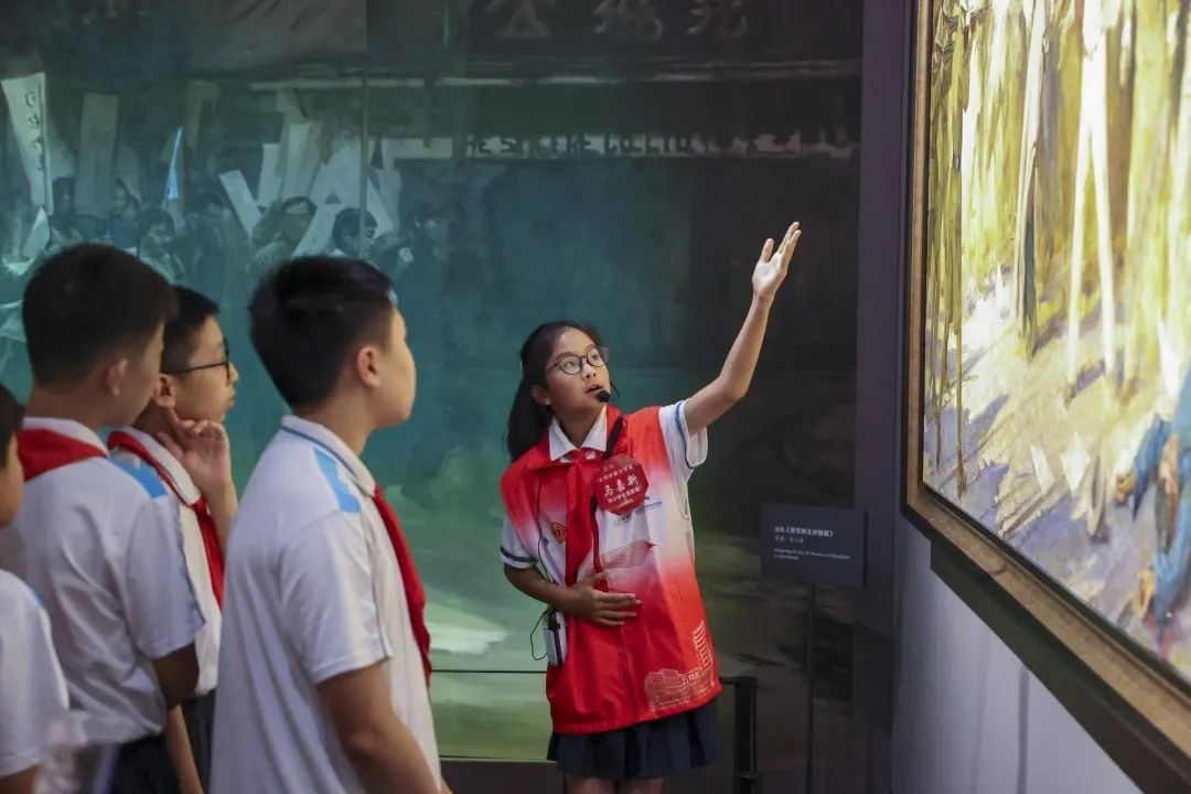 同學們觀賞不同革命場景及烈士形象的藝術作品。徐匯區(qū)總工會供圖