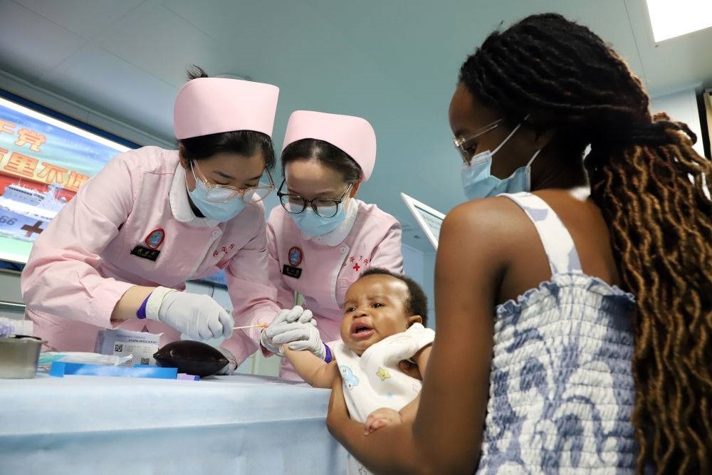 2024年8月12日，中國海軍“和平方舟”號醫(yī)院船在莫桑比克馬普托開展醫(yī)療服務。