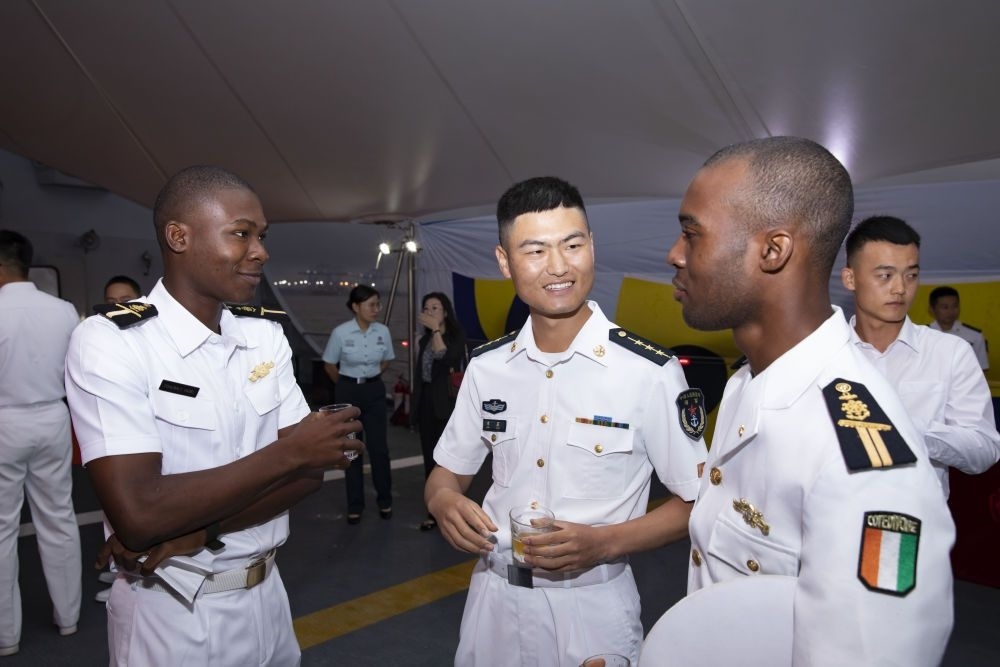 2023年6月25日，中國和科特迪瓦雙方官兵在南寧艦舉辦的甲板招待會上交流。中國海軍第43批護航編隊22日抵達科特迪瓦經(jīng)濟首都阿比讓，開始對科特迪瓦為期4天的友好訪問。