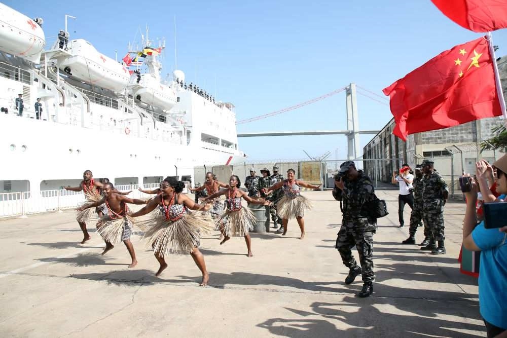 2024年8月16日，在莫桑比克馬普托港，當?shù)匮輪T表演舞蹈，歡送中國海軍“和平方舟”號醫(yī)院船。