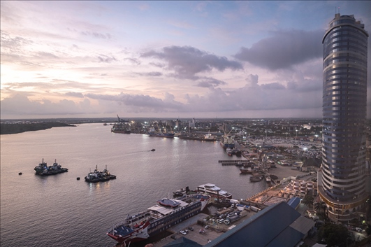 這是2023年12月29日拍攝的日出時分的坦桑尼亞達累斯薩拉姆港。新華社記者 王冠森 攝