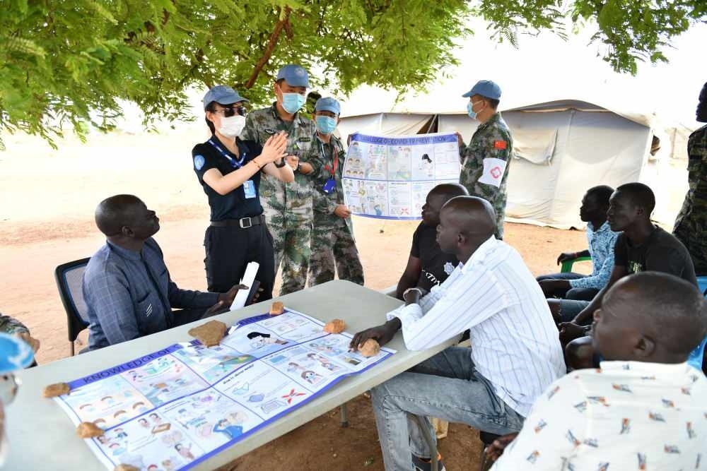 2020年3月，在南蘇丹首都朱巴，執(zhí)行聯(lián)合國維和任務的中國維和警察廖潔給當?shù)鼐熘v解防疫知識。