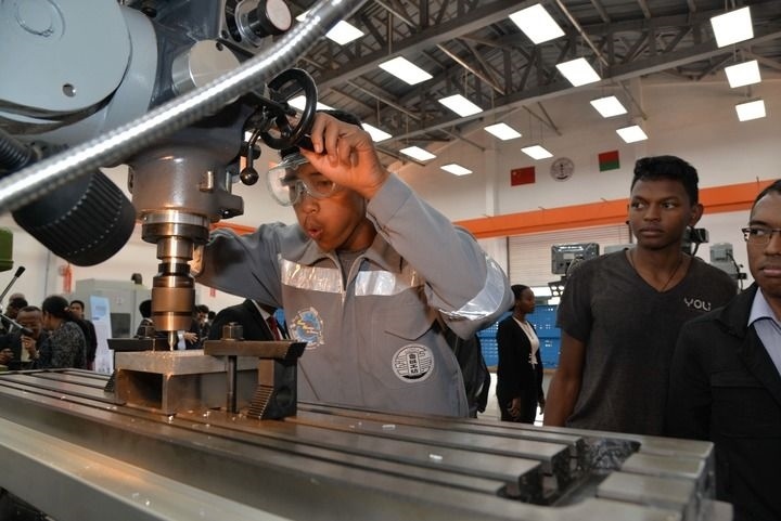 2024年4月26日，在馬達(dá)加斯加首都塔那那利佛，塔那那利佛大學(xué)理工學(xué)院的學(xué)生在魯班工坊操作設(shè)備。新華社發(fā)（西塔卡·拉喬納里松攝）