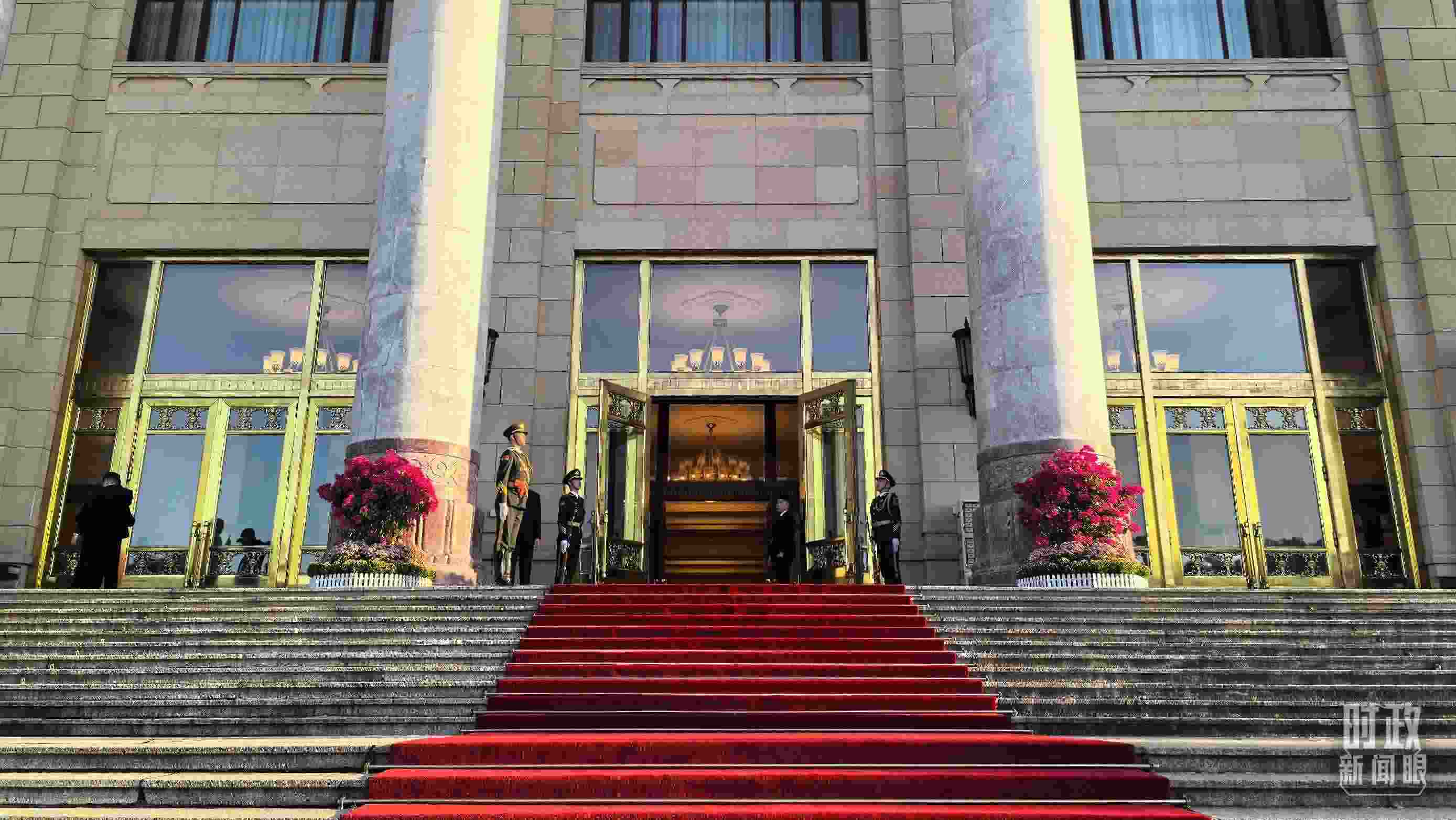 △人民大會堂外，禮兵列隊(duì)迎接貴賓。（總臺央視記者陸泓宇拍攝）