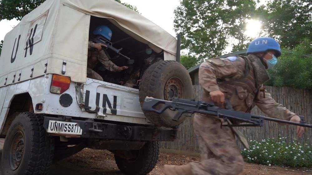2022年7月27日，中國第八批赴南蘇丹（朱巴）維和步兵營百人防暴隊抵達預定區(qū)域，進行綜合防衛(wèi)演練。針對南蘇丹社會安全問題及近期在剛果（金）東部地區(qū)發(fā)生的針對聯(lián)合國剛果（金）穩(wěn)定特派團的抗議示威活動，中國第八批赴南蘇丹（朱巴）維和步兵營于日前組織UN HOUSE（聯(lián)合國之家）綜合防衛(wèi)演練，以應對可能出現(xiàn)的難民涌入、營門遇襲、暴恐威脅等突發(fā)情況。