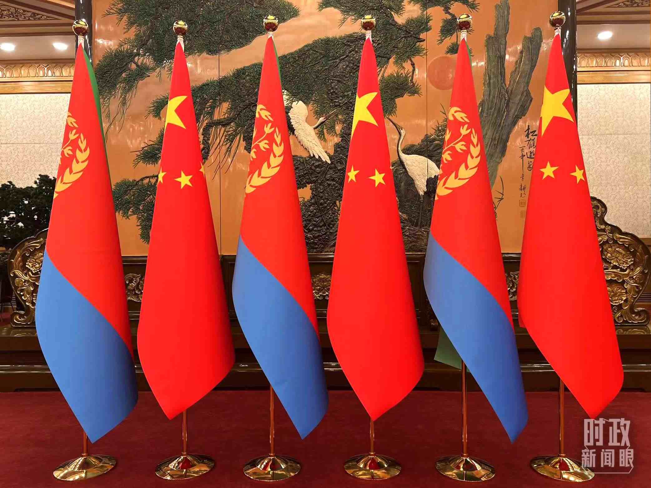 △會見現(xiàn)場擺放的中國和厄立特里亞兩國國旗。（總臺央視記者趙婷拍攝）