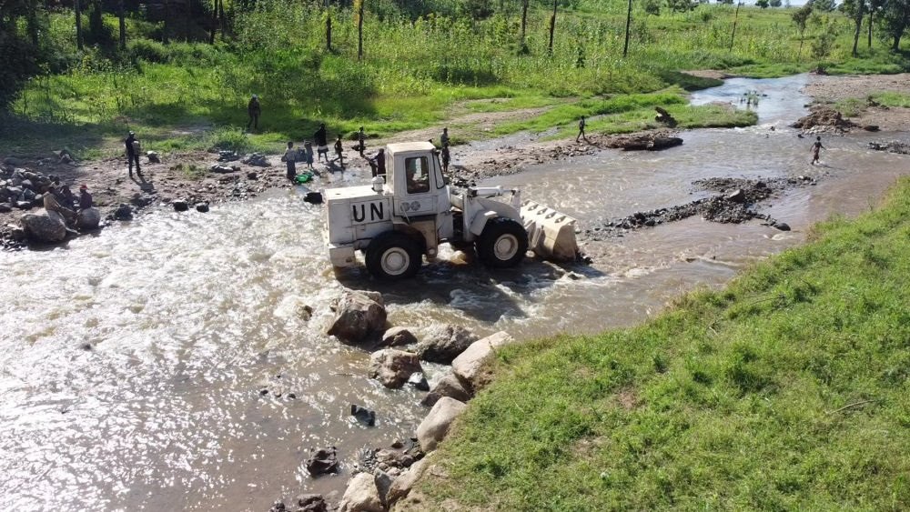 2023年6月7日，在剛果（金）南基伍省卡萊亥地區(qū)，中國第26批赴剛果（金）維和工兵分隊官兵進行施工作業(yè)。
