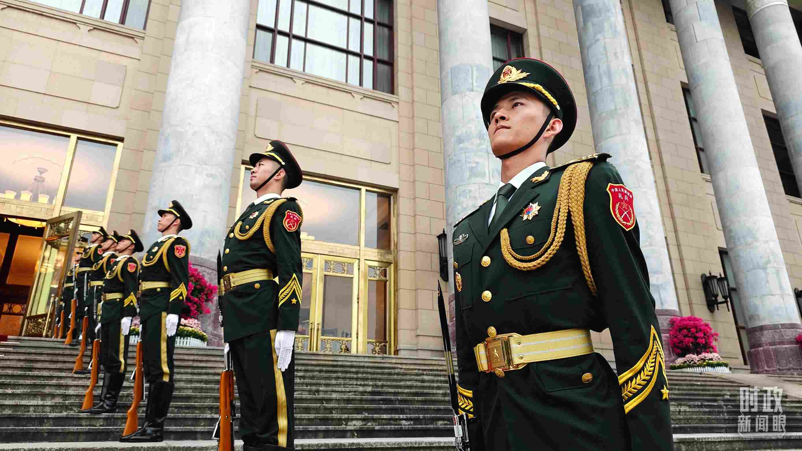  △人民大會堂外，禮兵列隊歡迎外國領導人。（總臺央視記者韓銳拍攝）