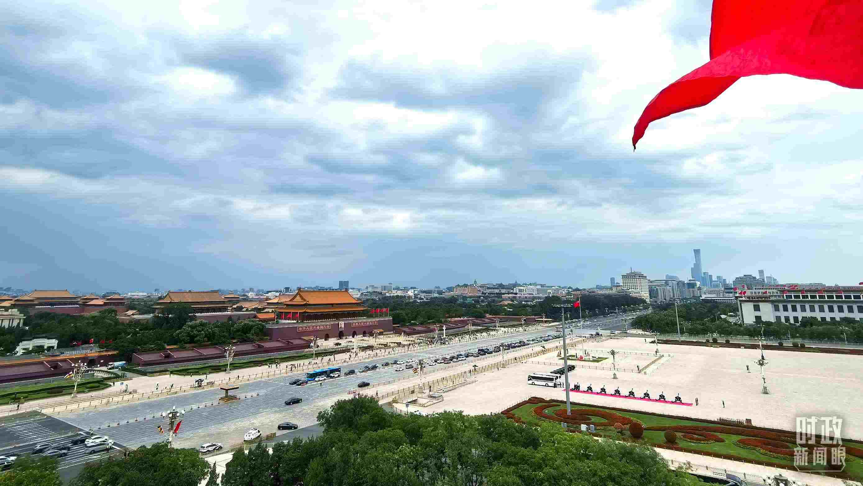 △北京長安街兩側懸掛中非合作論壇成員旗幟。（總臺央視記者張垚拍攝）