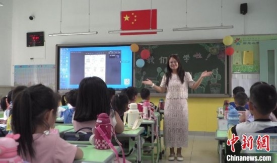 圖為衡水市新苑小學(xué)，老師正在給學(xué)生講開學(xué)第一課的內(nèi)容。王天祥 攝