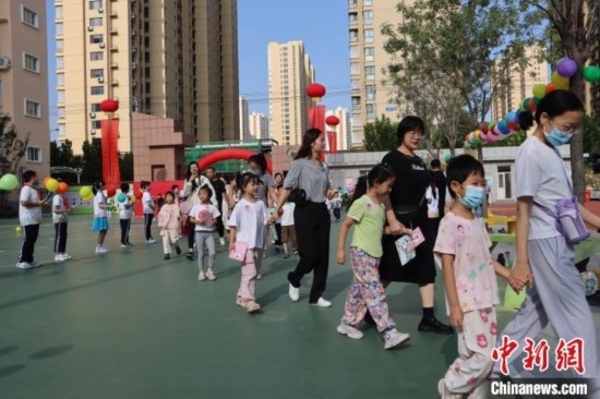 圖為衡水市新苑小學(xué)，小學(xué)一年級(jí)新生佩戴“夢(mèng)想徽章”后，步入校園 。王天祥 攝