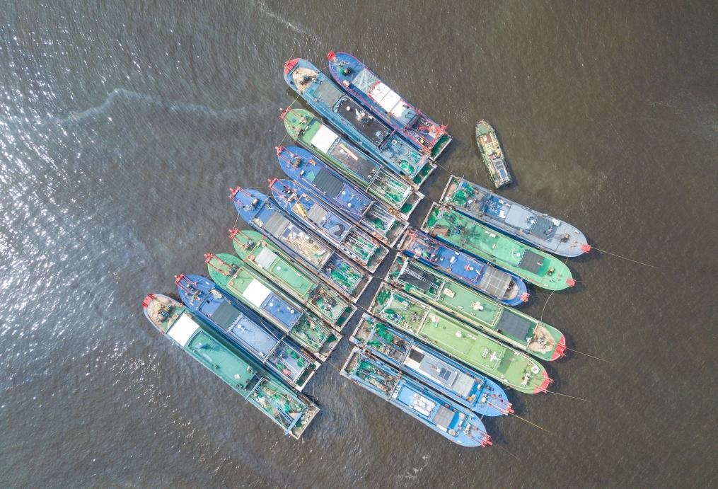 9月4日，船只在海南省海口市新港碼頭?？勘茱L（無人機照片）。新華社記者 蒲曉旭 攝