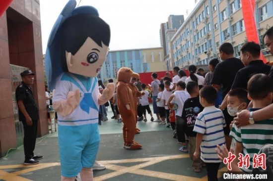 圖為衡水市新苑小學(xué)，老師穿上玩偶服裝歡迎新生入學(xué)。王天祥 攝