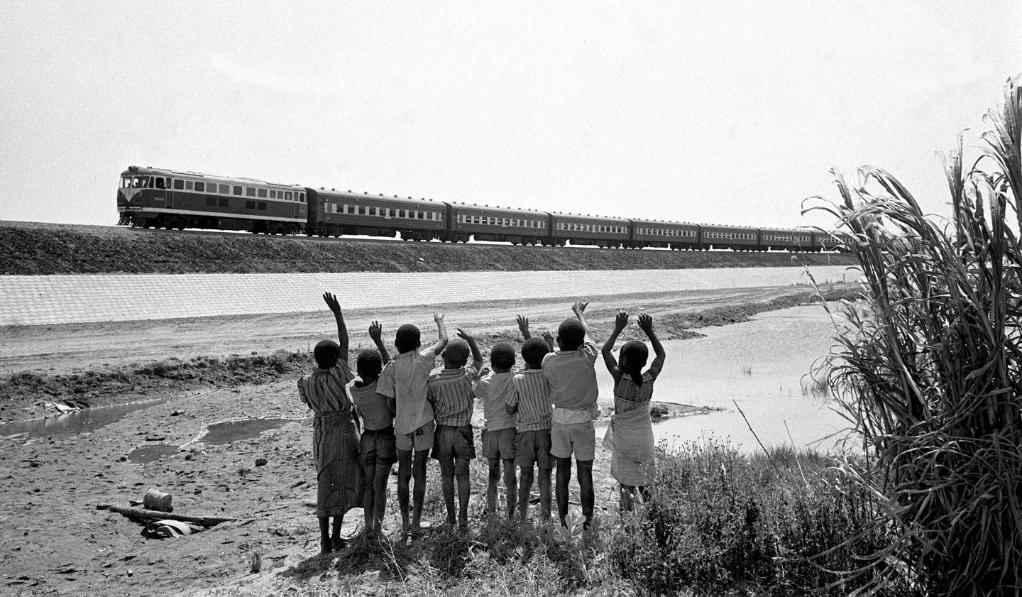 贊比亞魯西瓦西湖畔的少年兒童歡迎坦贊鐵路的列車通到他們的家鄉(xiāng)（1976年攝）。新華社發(fā)