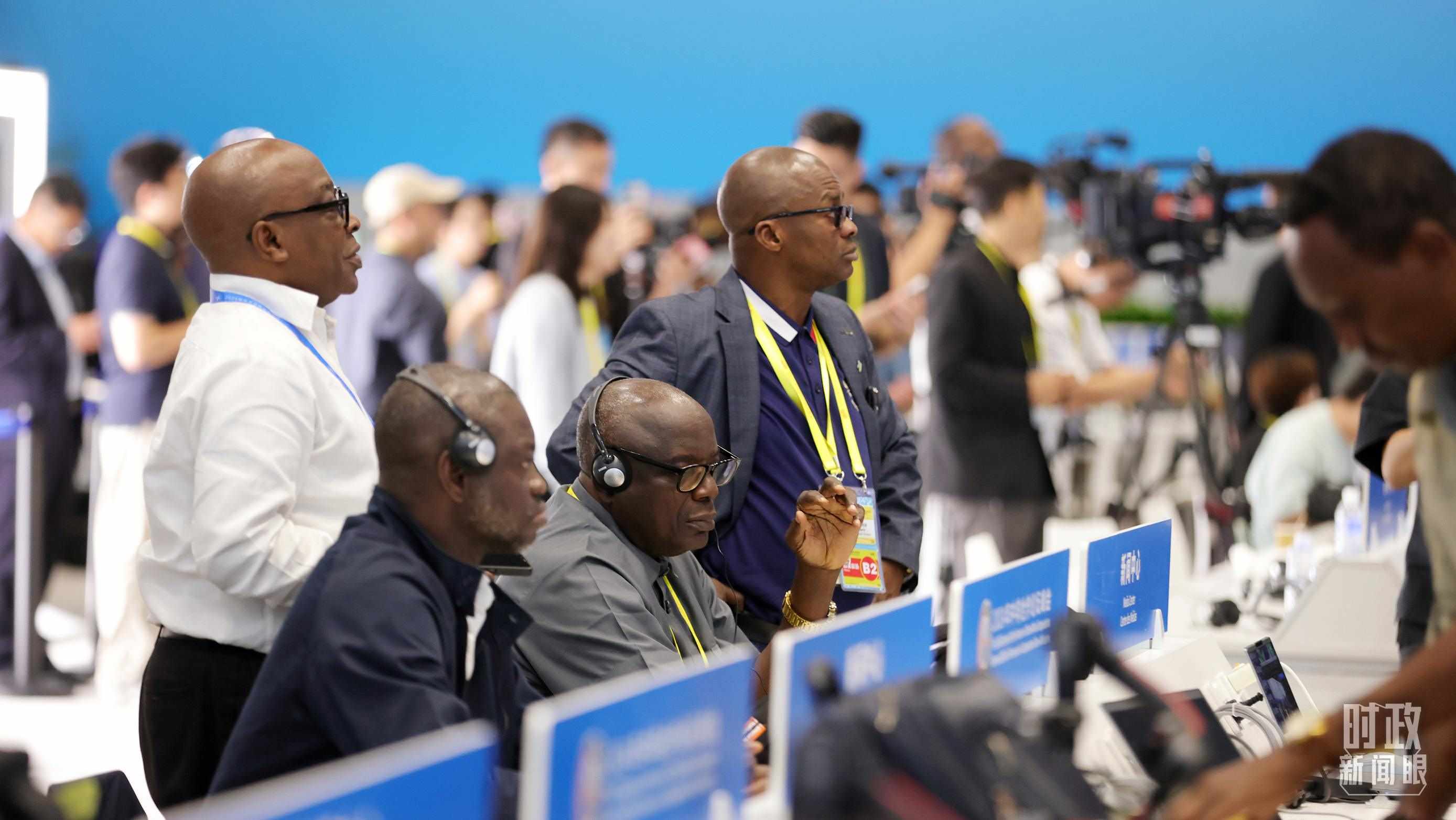  △媒體記者在人民大會堂和新聞中心參與峰會報道。（總臺央視記者范一鳴、魏幫軍拍攝）