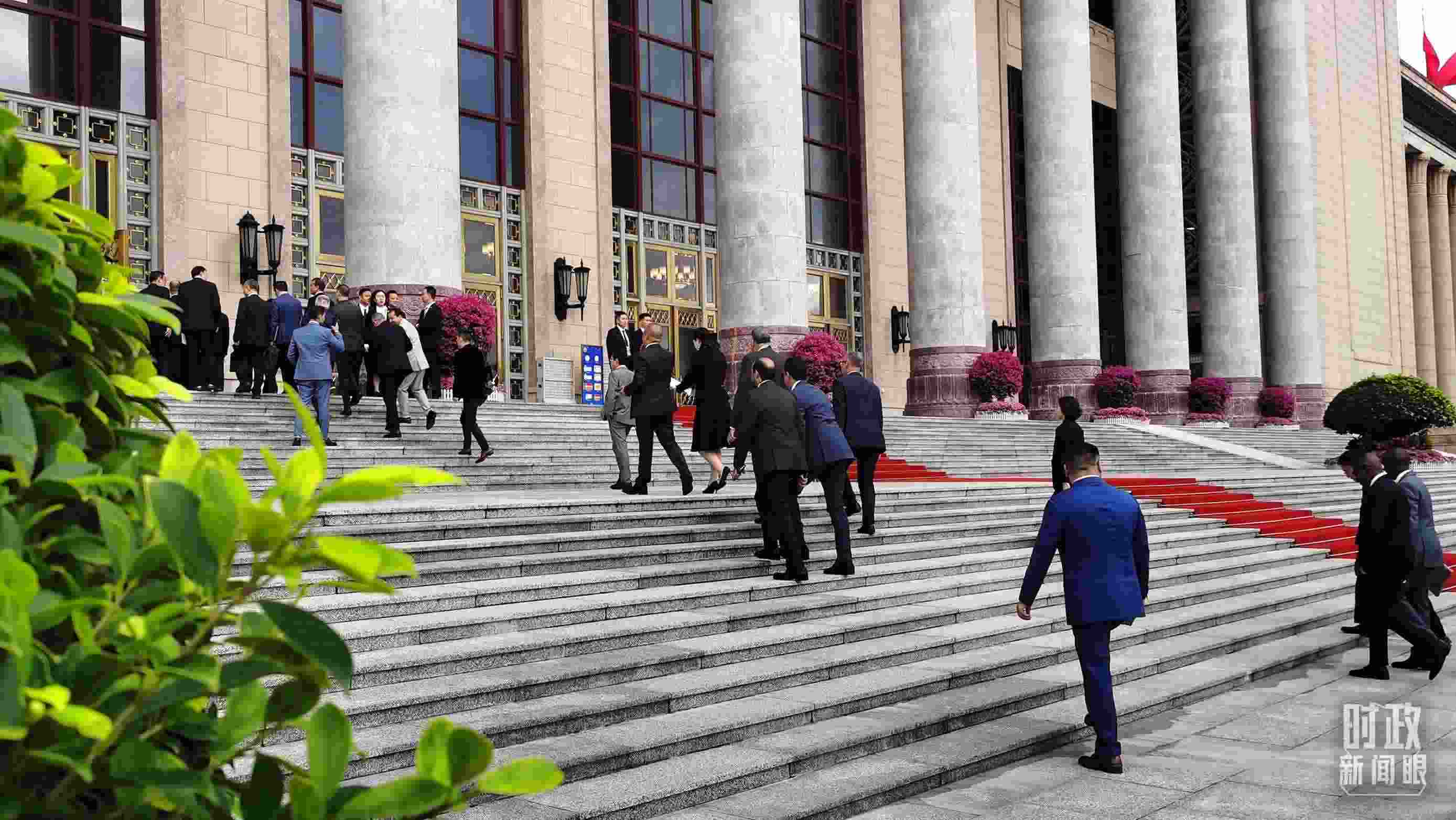  △與會者正在步入會場。（總臺央視記者郭鴻拍攝）