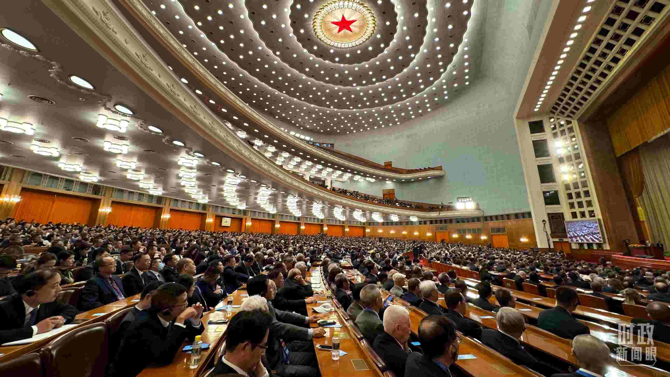  △中非合作論壇非方成員國國家元首、政府首腦、代表團團長及國際和地區(qū)組織負責(zé)人等中外各界人士3200余人出席開幕式。（總臺央視記者蔣碩拍攝）