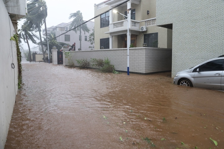 臺(tái)風(fēng)“摩羯”導(dǎo)致海南部分地區(qū)出現(xiàn)洪澇。新華社記者 張麗蕓 攝