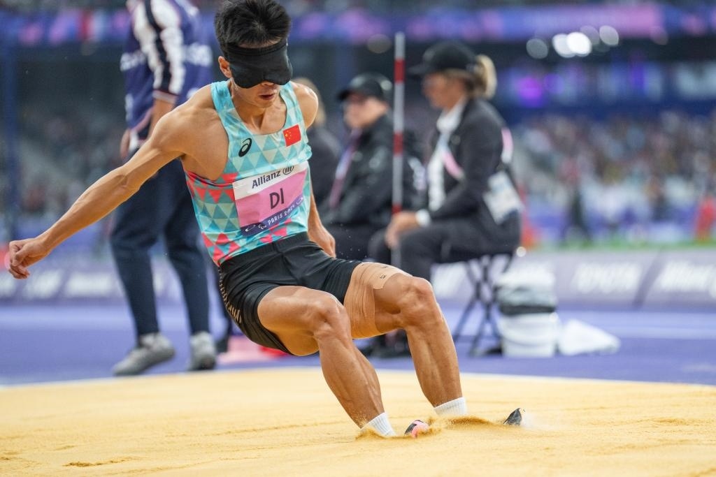 8月30日，邸東東在巴黎殘奧會田徑男子跳遠T11級決賽中試跳。新華社記者 黃偉 攝