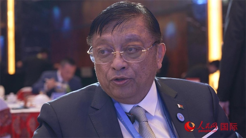 讓·路易·羅班松大使接受人民網專訪。人民網 張若涵攝