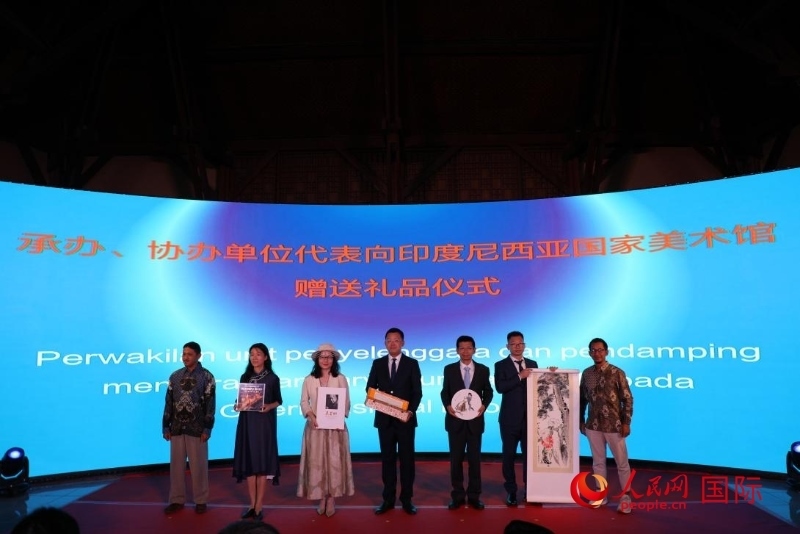 在展覽開(kāi)幕式現(xiàn)場(chǎng)，本次展覽的承辦、協(xié)辦單位代表向印尼國(guó)家美術(shù)館贈(zèng)送禮品。人民網(wǎng)記者 曹師韻攝