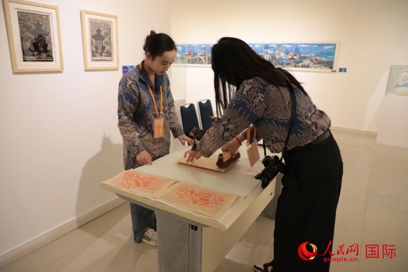 展覽現(xiàn)場(chǎng)的拓印技藝體驗(yàn)工坊。人民網(wǎng)記者曹師韻攝