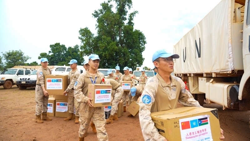搬運援助物資。孫千攝