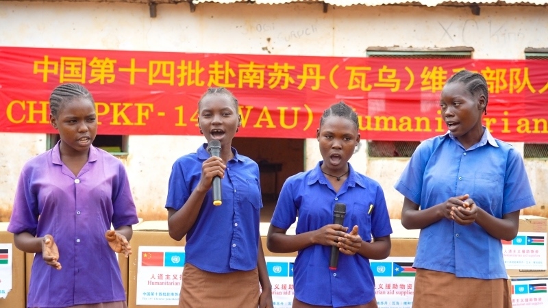 動聽的歌聲歡迎中國官兵。王軍杰攝