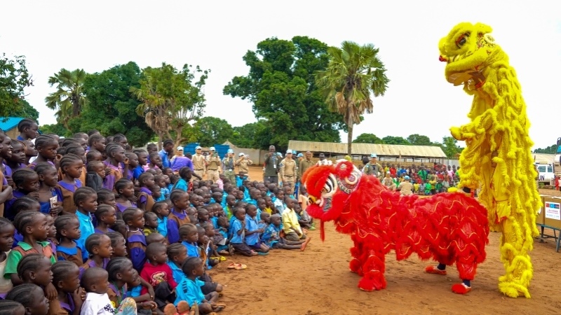 舞獅活動引發(fā)現(xiàn)場熱烈掌聲。謝坤攝