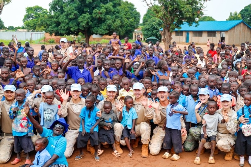 維和官兵與學生進行合影。殷亦豪攝