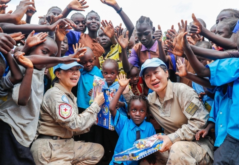 學生對中國官兵援助表達感謝。王皓宇攝