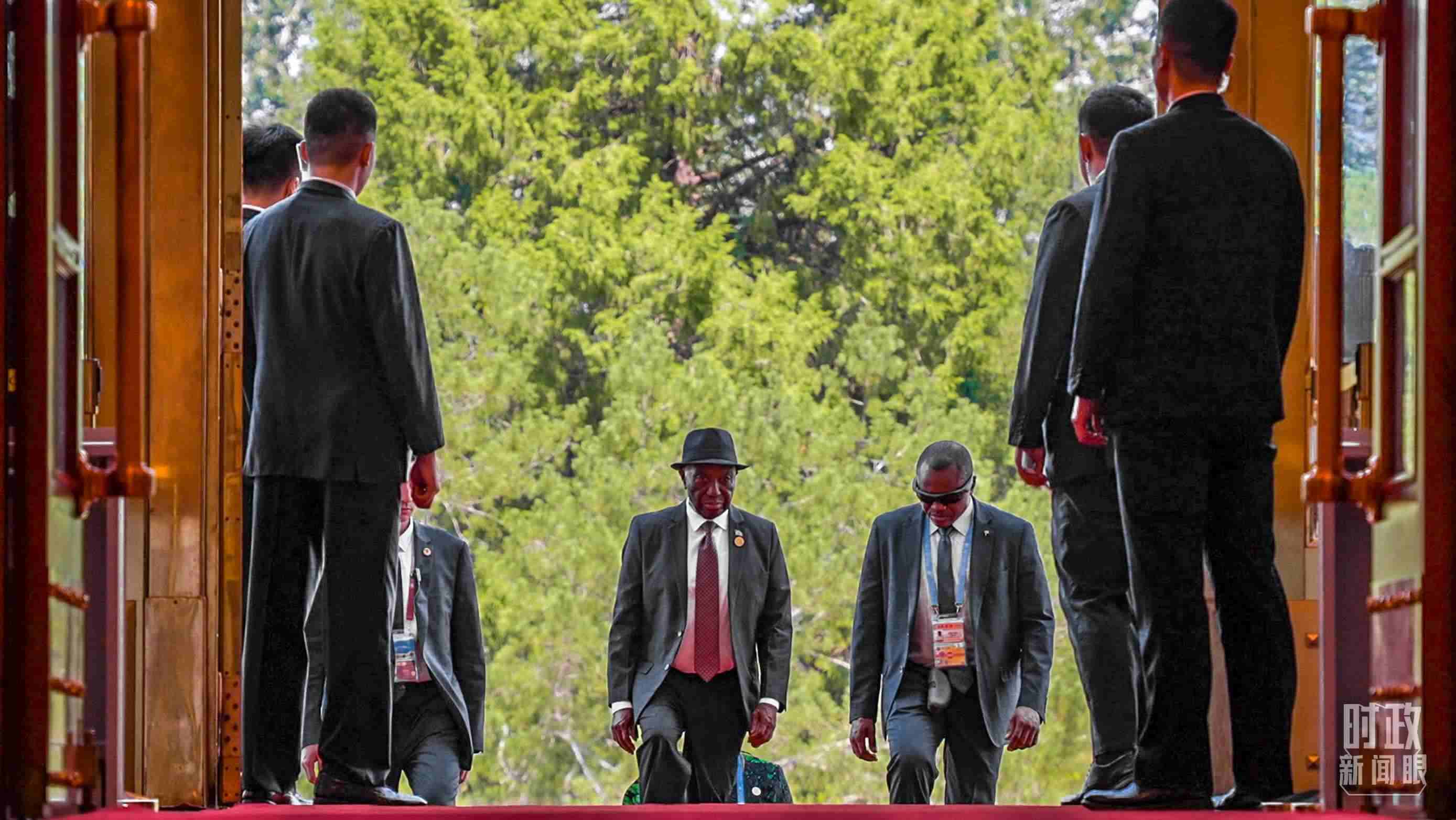 利比里亞總統(tǒng)博阿凱步入人民大會(huì)堂。（總臺(tái)央視記者蔣碩拍攝）