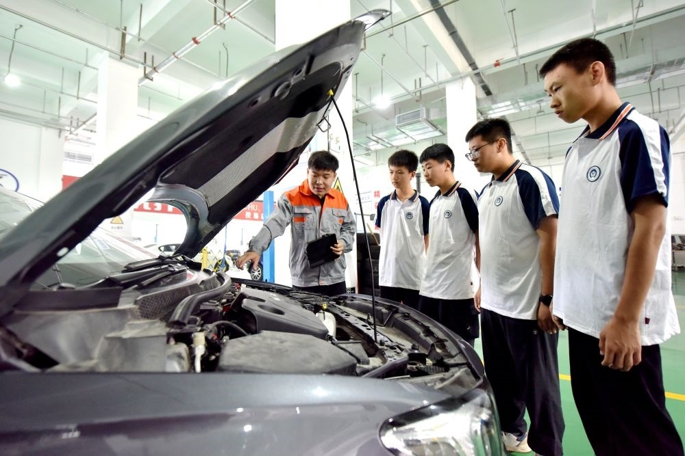 2024年6月7日，河北省邢臺(tái)市威縣職業(yè)技術(shù)教育中心教師在指導(dǎo)學(xué)生學(xué)習(xí)汽車維修技術(shù)。新華社記者 王曉 攝