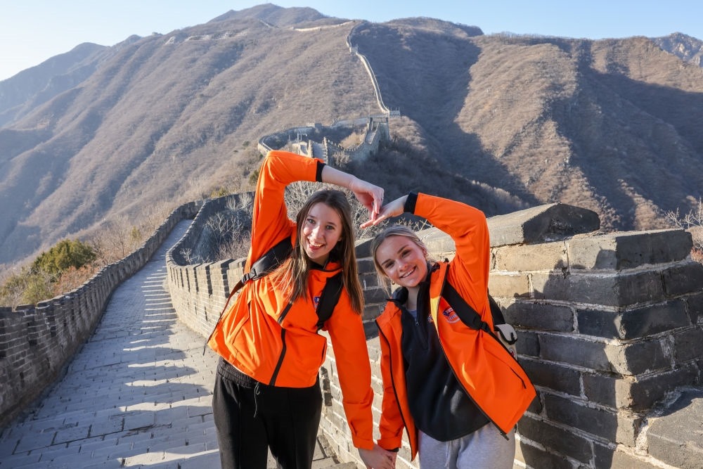 2024年3月20日，美國(guó)華盛頓州中學(xué)生代表團(tuán)的成員在北京慕田峪長(zhǎng)城留影。新華社記者 殷剛 攝
