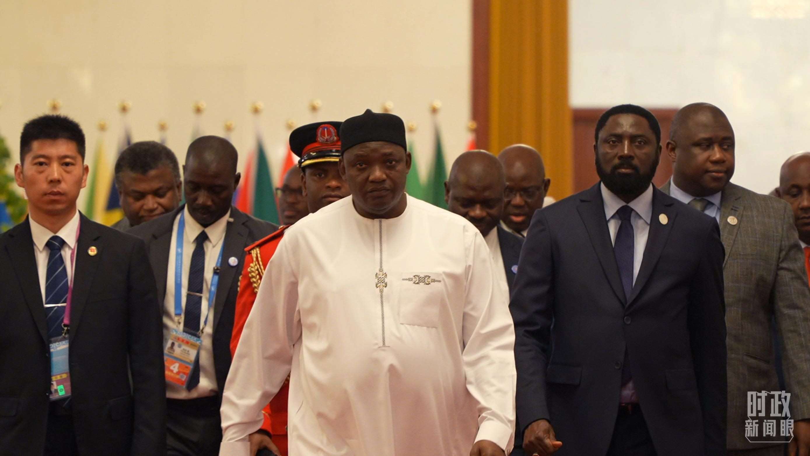 岡比亞總統(tǒng)巴羅走向會(huì)見廳。（總臺(tái)央視記者蔣碩拍攝）