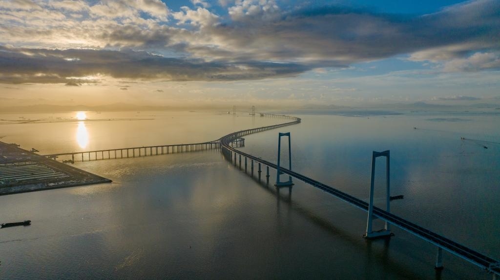 6月27日，沐浴在晨曦中的深中通道（無人機照片）。新華社記者毛思倩 攝