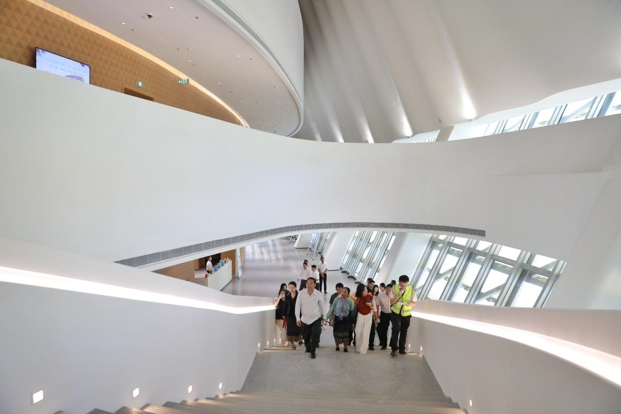 亞洲媒體考察團正在上樓?！吨袊?jīng)濟周刊》記者 肖翊攝