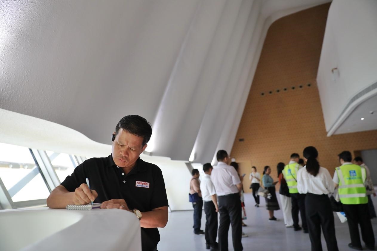 亞洲媒體考察團參觀綜合劇場外墻?！吨袊?jīng)濟周刊》記者 肖翊攝