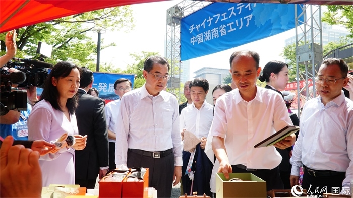 湖南展位工作人員向中國駐日本大使吳江浩介紹特色文創(chuàng)產(chǎn)品。人民網(wǎng) 蔣曉辰攝