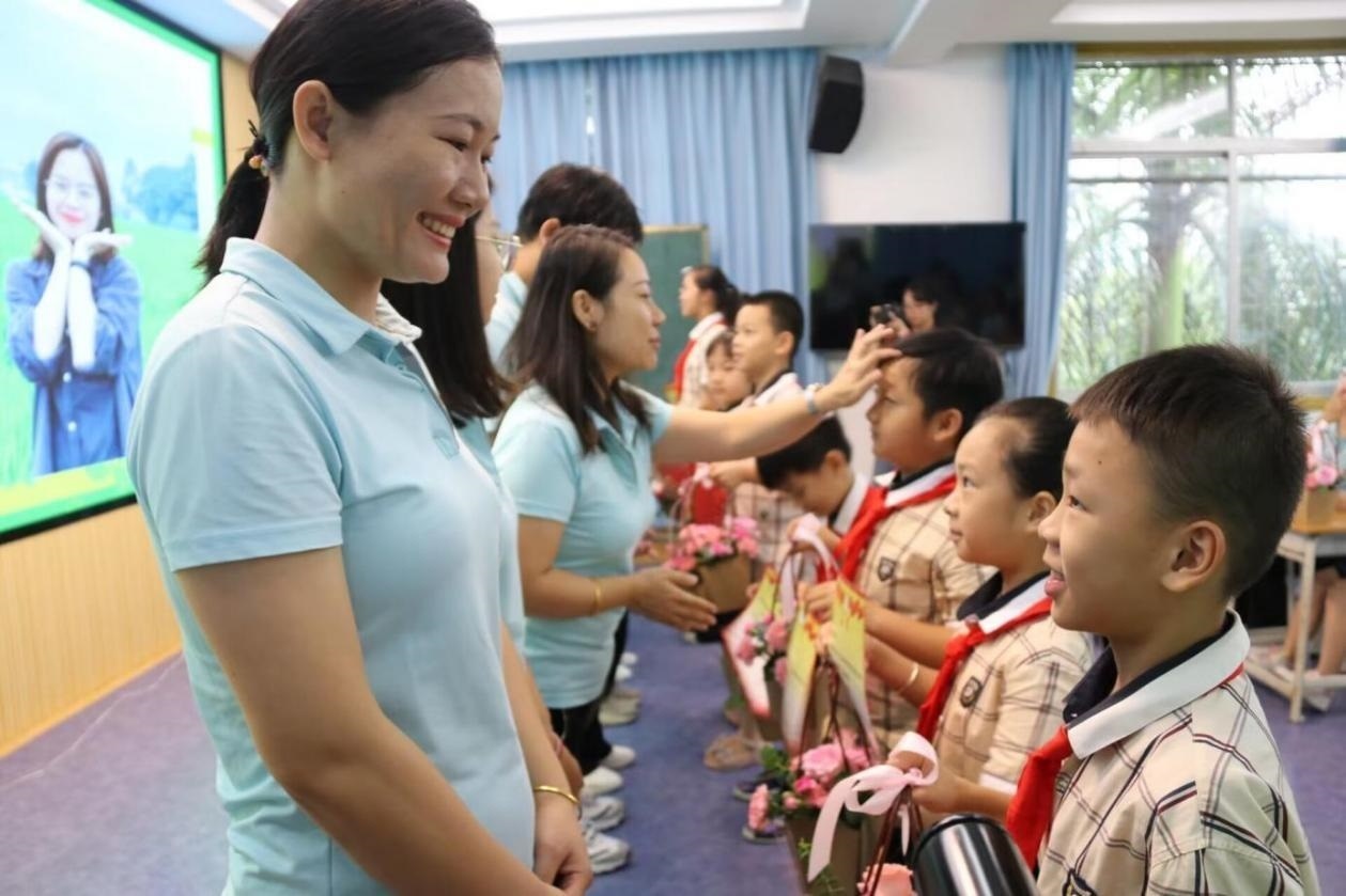 2023年教師節(jié)前，廣西南寧一所學(xué)校，學(xué)生向老師獻(xiàn)上鮮花、賀卡。