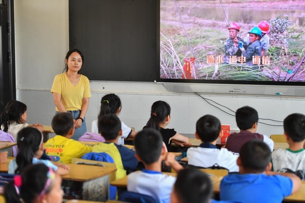 今年夏天，湖南華容縣等地遭受洪澇災(zāi)害。9月，華容縣一所學(xué)校，老師通過講述防災(zāi)救災(zāi)故事，引導(dǎo)孩子們知情、共情，汲取成長的力量。