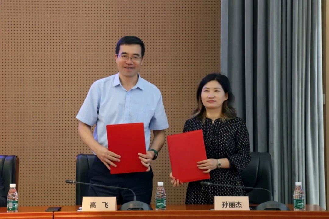 外交學(xué)院副院長(zhǎng)高飛與中國(guó)國(guó)際科學(xué)技術(shù)合作協(xié)會(huì)執(zhí)行副會(huì)長(zhǎng)兼秘書(shū)長(zhǎng)孫麗杰簽署戰(zhàn)略合作備忘錄并啟動(dòng)科技外交官搖籃計(jì)劃。主辦方供圖