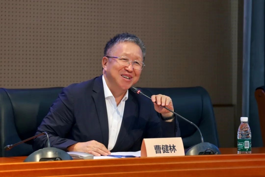 科技部原副部長(zhǎng)、十三屆全國(guó)政協(xié)教科衛(wèi)體委員會(huì)副主任、現(xiàn)任季華實(shí)驗(yàn)室理事長(zhǎng)、主任曹健林致辭。主辦方供圖