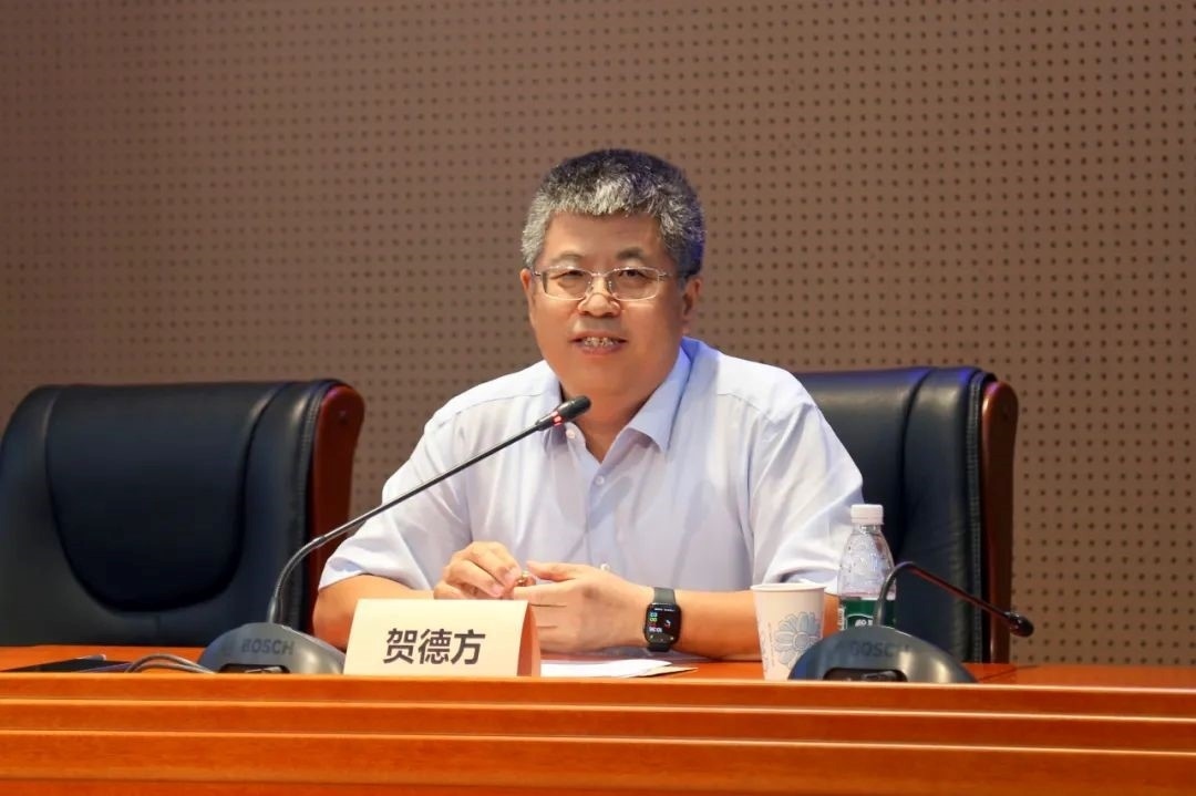 國(guó)務(wù)院參事、科技部原副秘書(shū)長(zhǎng)、中國(guó)科技評(píng)估與成果管理研究會(huì)理事長(zhǎng)賀德方致辭。主辦方供圖