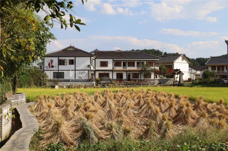 傳統(tǒng)的黔北村莊風(fēng)貌同現(xiàn)代民居元素相融合，人文風(fēng)光與生態(tài)自然風(fēng)景相結(jié)合，人與自然和諧共生。（俄羅斯《中國(guó)與俄羅斯》雜志社社長(zhǎng)奧列格·別列日內(nèi)赫攝）