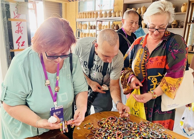 歐亞媒體考察團(tuán)成員在母氏陶藝館內(nèi)挑花了眼，色彩絢麗、質(zhì)地均勻的陶藝手串讓他們愛(ài)不釋手。“這里的東西都太實(shí)惠了！”塔吉克斯坦《索格特真理報(bào)》政論部主任娜塔利婭·多羅費(fèi)耶娃說(shuō)?；宓奶厣a(chǎn)品物美價(jià)廉，讓考察團(tuán)成員為家人好友買到了心儀的禮物，也為此次以四川成都為起點(diǎn)，路經(jīng)南充、廣安至貴州遵義的考察行程畫上了圓滿句號(hào)。（張亞欣攝）