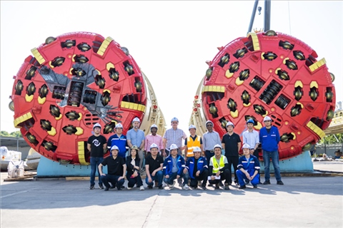 中外員工在盾構(gòu)機(jī)前合影。中國電建供圖