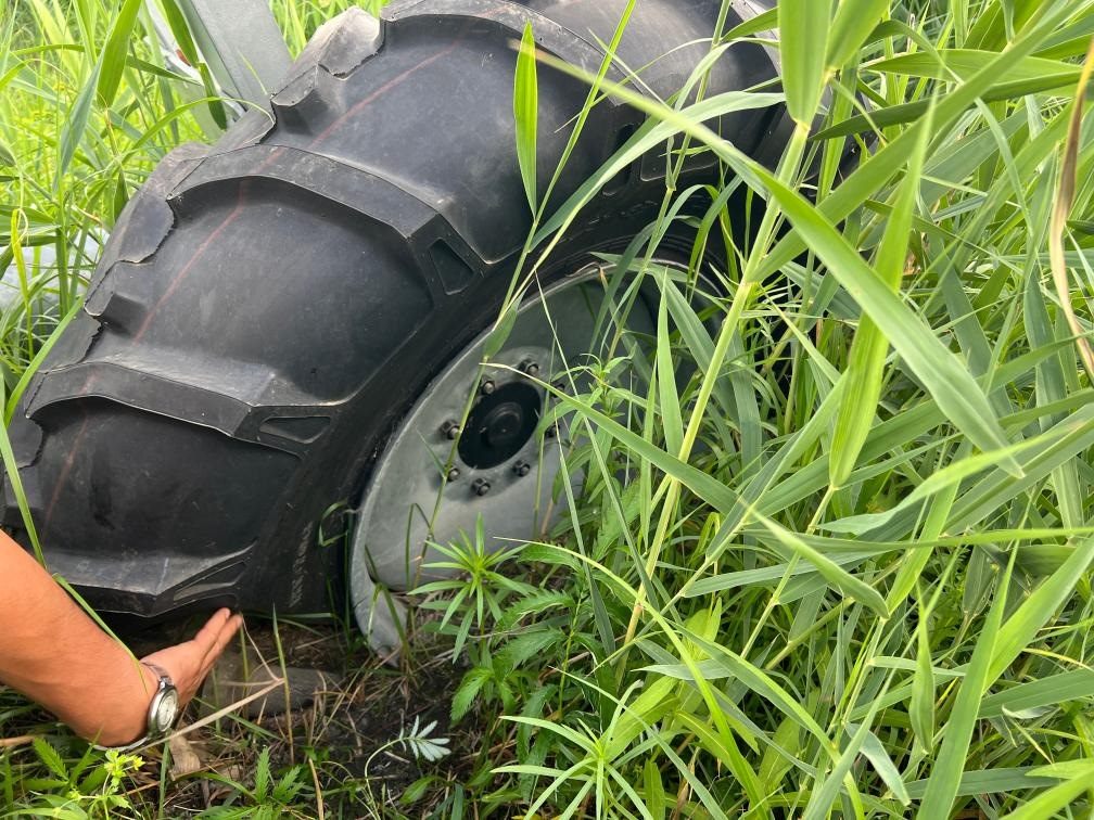 林甸縣一處大型噴灌設(shè)備癟了的輪胎。新華社記者董寶森攝