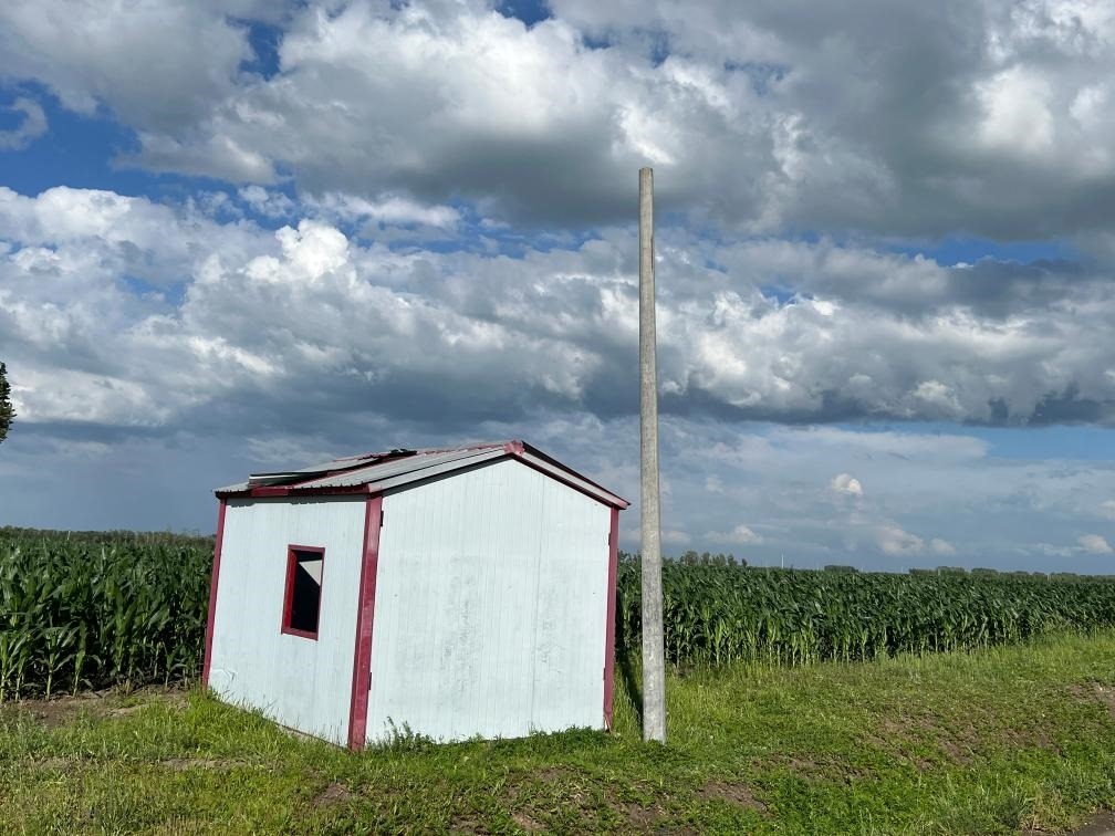 林甸縣一處保護(hù)水源井的鐵皮房出現(xiàn)破損，未見(jiàn)配套設(shè)備。新華社記者董寶森攝